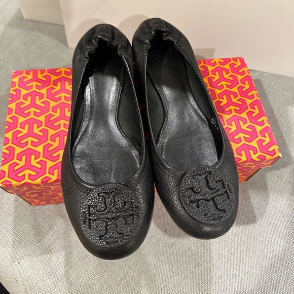 Moving sale. Tory Burch Black Leather Logo Ballet Flats - Picture 5 of 6
